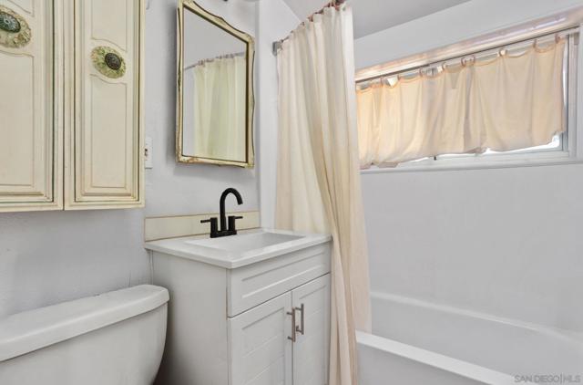 252 Santa Clara Dr, Vista CA: https://media.crmls.org/mediaz/1399bd81-2832-4b91-af8a-3841e1be69e2.jpg