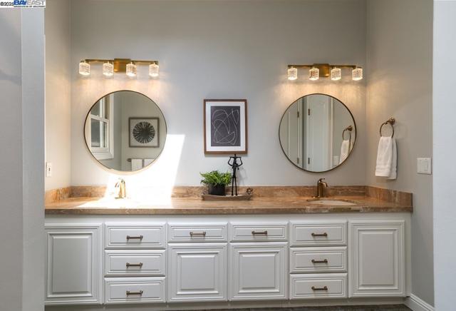 10 Easton Ct, Orinda CA: https://media.crmls.org/mediaz/139b42cb-dfd3-4752-9be0-319fb7a08db2.jpg