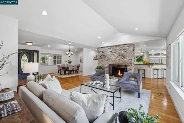 1450 Finley Ln, Alamo CA: https://media.crmls.org/mediaz/139bcf22-17f5-42b2-9475-7fb5a9c6974e.jpg