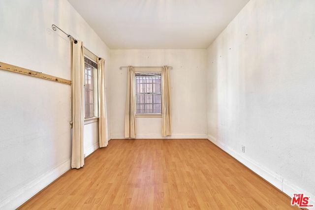 2619 Raymond Avenue, Los Angeles CA: https://media.crmls.org/mediaz/139bf8b5-ce53-4d1e-a6e5-187ebe41b9d8.jpg