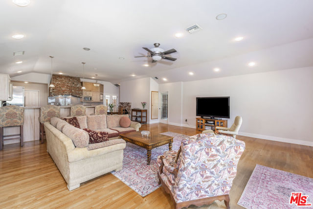 4981 Noeline Avenue, Encino CA: https://media.crmls.org/mediaz/139c2af5-a366-4711-a7bb-283d983760f2.jpg