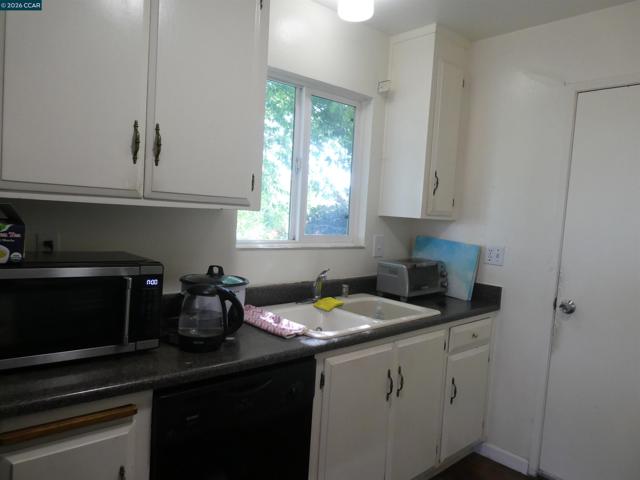 Image 13 of 43 For 2908 Sargent Ave