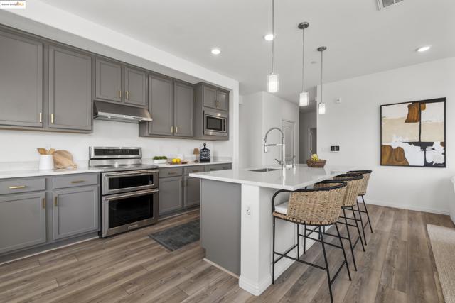 2818 Fifth Street, Alameda CA: https://media.crmls.org/mediaz/139d92a8-d4b9-43fa-b22c-edb63156e3e5.jpg