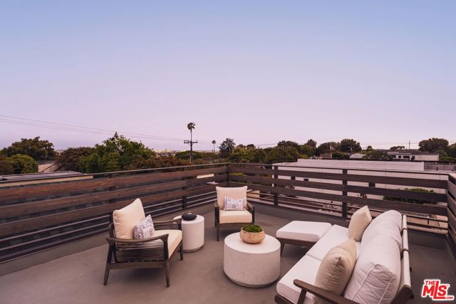 2114 Pier Avenue, Santa Monica CA: https://media.crmls.org/mediaz/139ed284-4e84-45db-a9b8-40b1e4c3a4ce.jpg