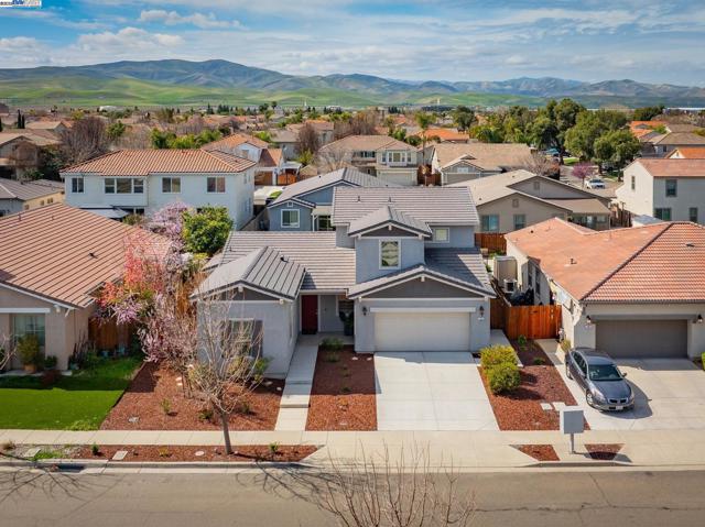 115 Lemon Blossom Ln, Patterson CA: https://media.crmls.org/mediaz/139f979b-7035-43f4-868a-8e66d885b5ae.jpg