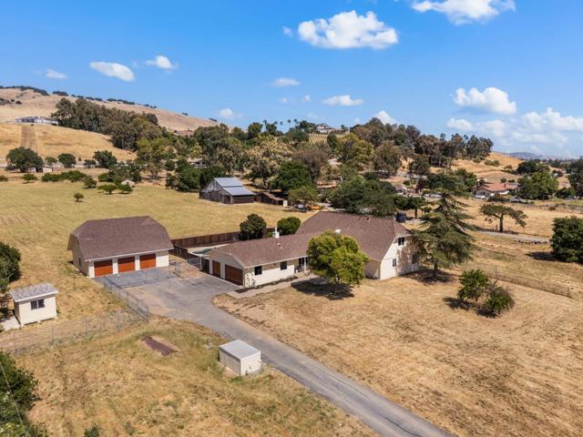 10980 New Avenue, Gilroy CA: https://media.crmls.org/mediaz/139fdc8a-3cae-4210-8ad0-568c7b4fccdc.jpg