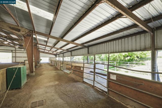 2251 Rancho Del Lago Rd, Martinez CA: https://media.crmls.org/mediaz/13a05015-1bcf-4f92-af1c-f2ec04a8e7a6.jpg