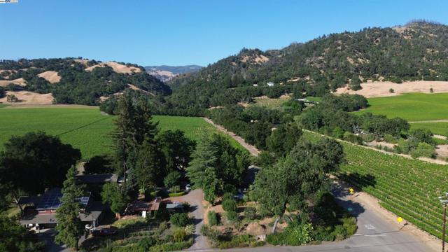 11311 Pine Flat, Healdsburg CA: https://media.crmls.org/mediaz/13a10a0d-f60a-47a7-a9a6-258d58be0247.jpg