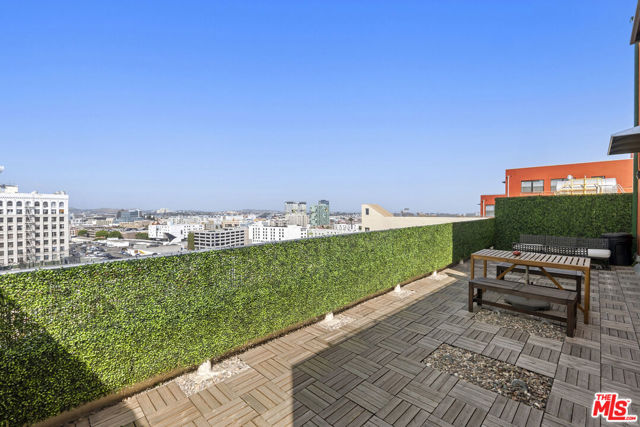 746 S Los Angeles Street, Los Angeles CA: https://media.crmls.org/mediaz/13a19fcb-cbe4-463e-90f7-53e8c7fc0985.jpg