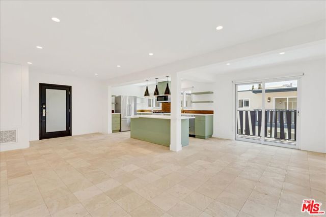 210 S Hamilton Drive, Beverly Hills CA: https://media.crmls.org/mediaz/13a2022c-fef0-4b79-8f50-4616b11b4d6f.jpg