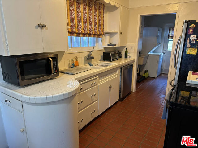 12752 Halkirk Street, Studio City CA: https://media.crmls.org/mediaz/13a2621f-1540-4367-a11a-97e7235fb52f.jpg