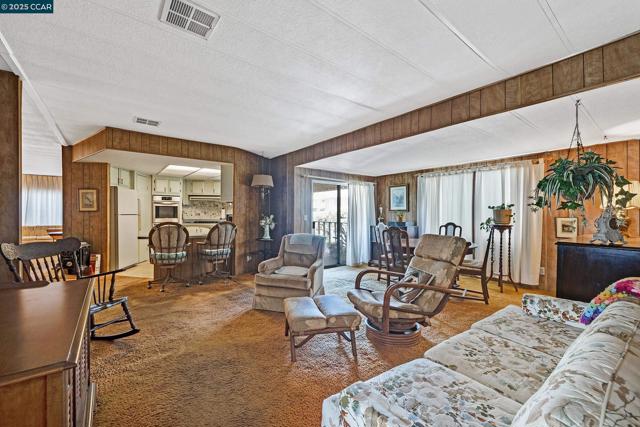 1474 Wakefield Dr, Hayward CA: https://media.crmls.org/mediaz/13a29a9e-045f-42e0-a8a1-9243df994998.jpg