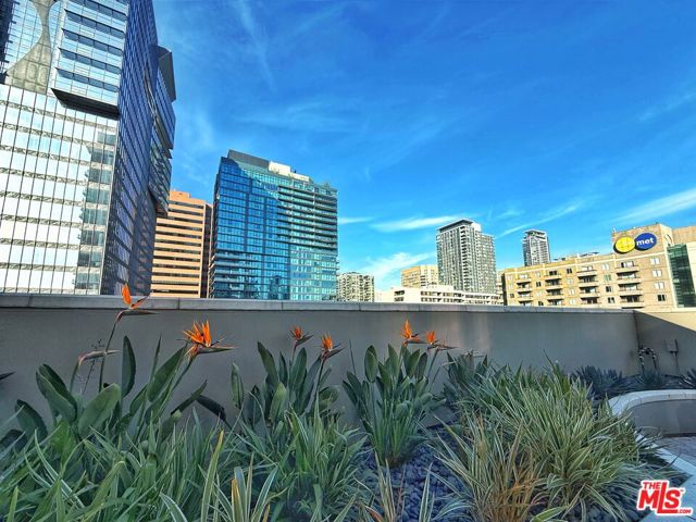 717 W Olympic Boulevard, Los Angeles CA: https://media.crmls.org/mediaz/13a383c9-3eee-4517-b48f-50209f98e653.jpg