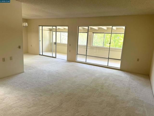 1601 Oakmont Dr, Walnut Creek CA: https://media.crmls.org/mediaz/13a62430-1d5d-4af0-8553-ade73a1d96fb.jpg
