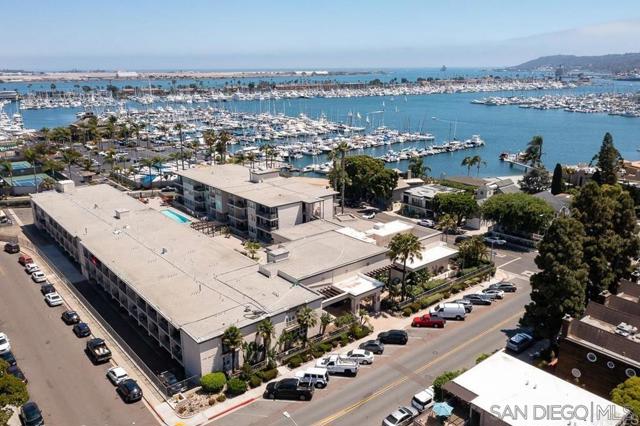 1021 Scott St, San Diego CA: https://media.crmls.org/mediaz/13a72de7-a543-42e5-9c34-66c251ec6c8d.jpg