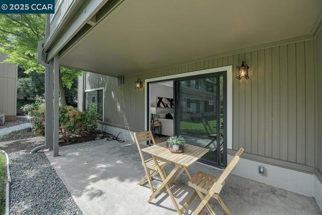 1317 Stanley Dollar Dr, Walnut Creek CA: https://media.crmls.org/mediaz/13a756b8-f6db-441e-878a-833ec655414c.jpg