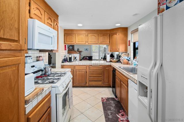 1705 Hawk View Dr, Encinitas CA: https://media.crmls.org/mediaz/13a756d9-dd67-4886-a369-5a4237f40243.jpg