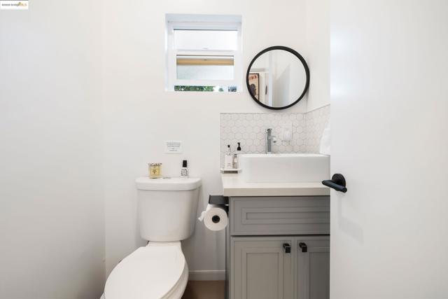 75 Echo Ave, Oakland CA: https://media.crmls.org/mediaz/13a7d66a-4f5a-4590-8879-45b3ae0939d8.jpg