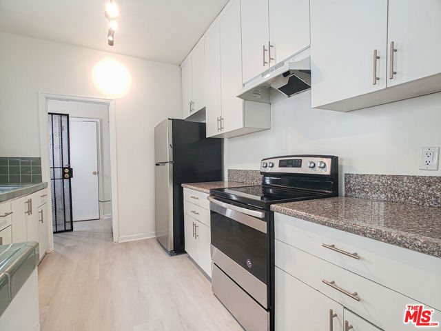 336 S Wilton Place, Los Angeles CA: https://media.crmls.org/mediaz/13a87286-7767-4e2b-922e-04d273cdeee8.jpg