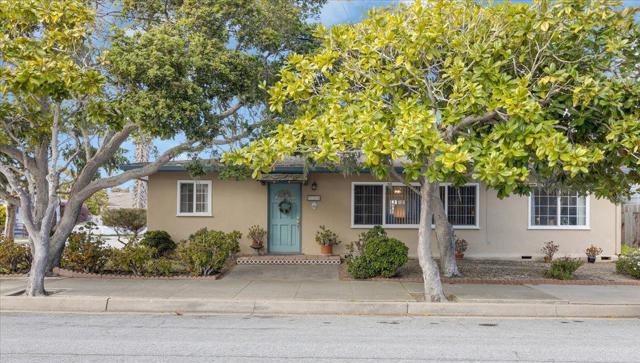 728 Spruce Avenue, Pacific Grove CA: https://media.crmls.org/mediaz/13a974ed-0e2e-4095-b0fd-b83adb00576d.jpg