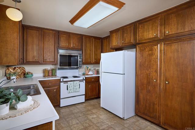 Image 9 of 41 For 17466 Plaza Abierto  5