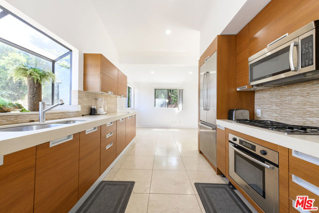 8581 Cole Crest Drive, Los Angeles CA: https://media.crmls.org/mediaz/13aa4a9f-2d62-4308-8286-90e28fbc328f.jpg