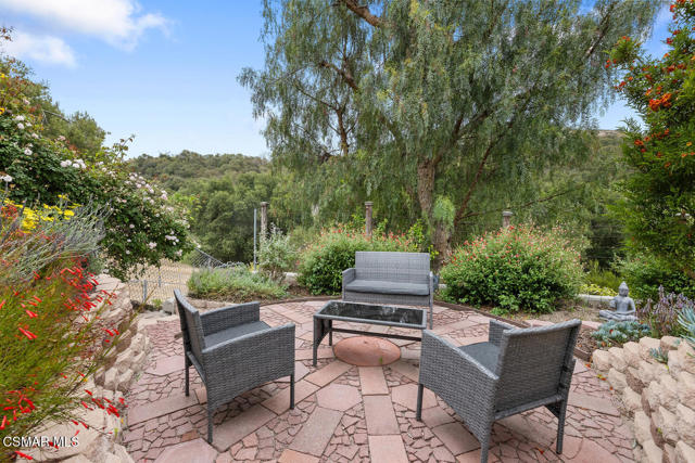 464 W Avenida De Las Flores, Thousand Oaks CA: https://media.crmls.org/mediaz/13ab712a-f843-4a72-92fe-4cdf52770ce9.jpg
