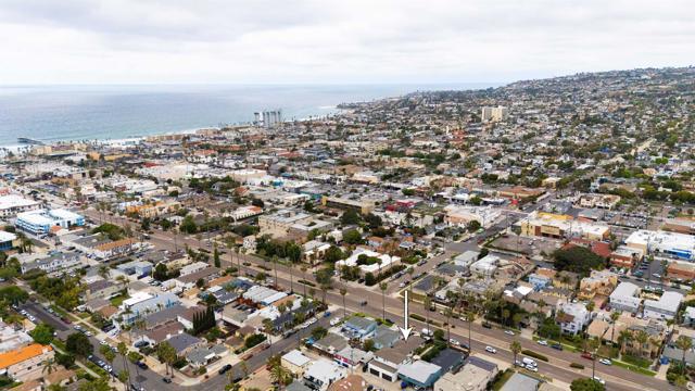 1215 17 Grand Ave, San Diego CA: https://media.crmls.org/mediaz/13ac7b18-b86f-4b9e-bd78-ea66634f8994.jpg
