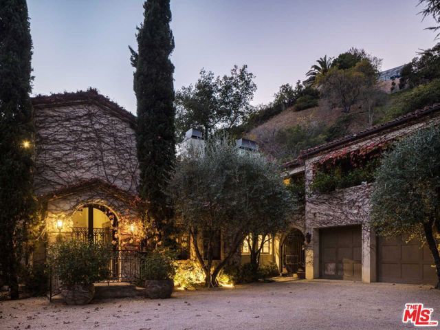 9606 Heather Road, Beverly Hills CA: https://media.crmls.org/mediaz/13ad48c0-fafd-4624-8652-dbfe4f859d40.jpg