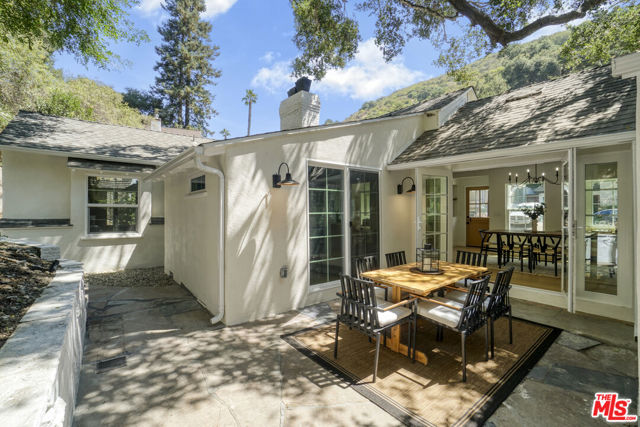 1831 Benedict Canyon Drive, Beverly Hills CA: https://media.crmls.org/mediaz/13ad5462-08c5-4f63-8942-c5eb91bc4c66.jpg