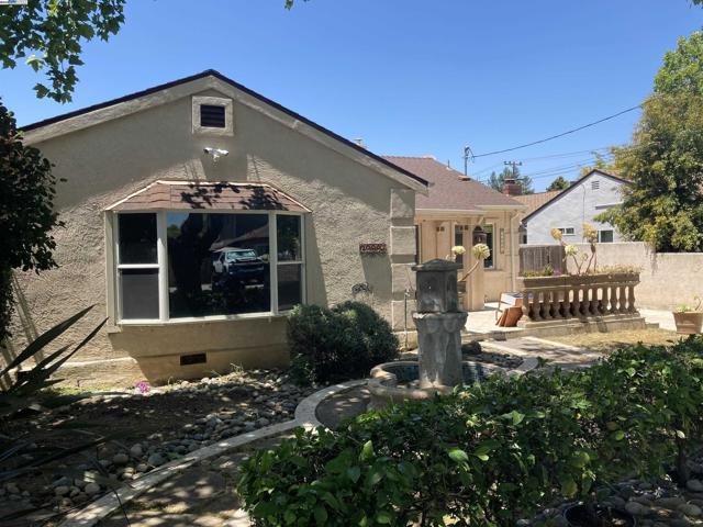 22007 Orange Ave, Castro Valley CA: https://media.crmls.org/mediaz/13ae6a6b-b5fa-488a-99f0-5aa5cdf2b8dc.jpg