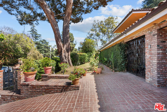 2103 N Hobart Boulevard, Los Angeles CA: https://media.crmls.org/mediaz/13aeae04-9665-4664-a178-804c93dca5c7.jpg