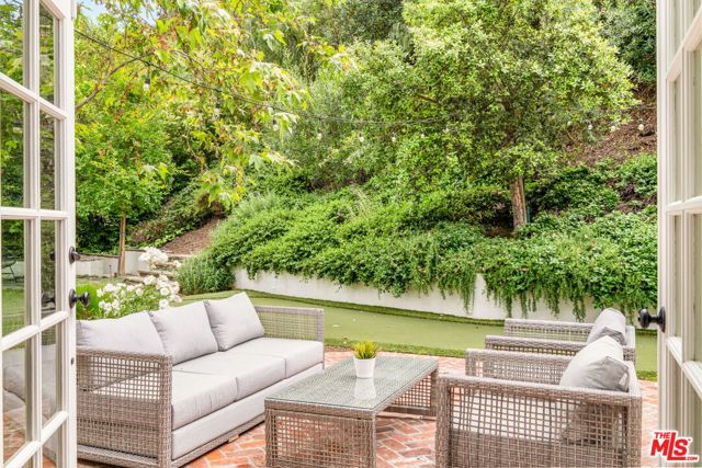 4071 Mandeville Canyon Road, Los Angeles CA: https://media.crmls.org/mediaz/13af30e3-f3cf-4dd6-8a1d-739879e81ed2.jpg