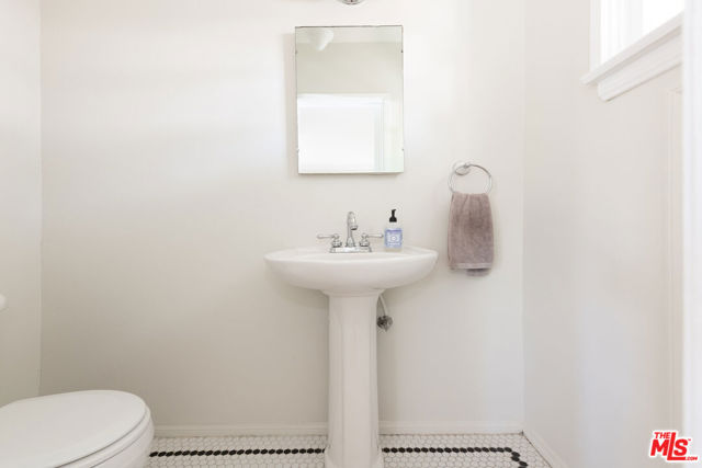 5454 Agnes Avenue, Valley Village CA: https://media.crmls.org/mediaz/13afd2eb-282f-4668-9c91-21faab9c9df8.jpg