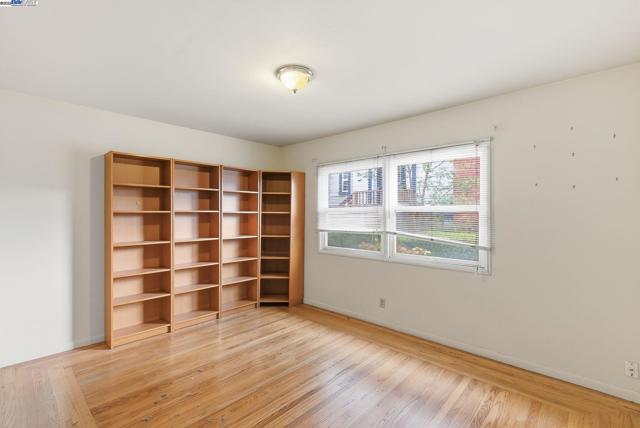 2133 Clinton Ave, Alameda CA: https://media.crmls.org/mediaz/13afe54e-62c4-4129-9085-c7f43e0ee5b0.jpg
