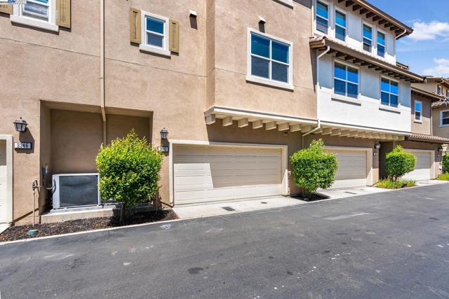 3340 Giovanni Way, Dublin CA: https://media.crmls.org/mediaz/13b016ce-ef8f-48c3-a956-afb2b468fe3a.jpg