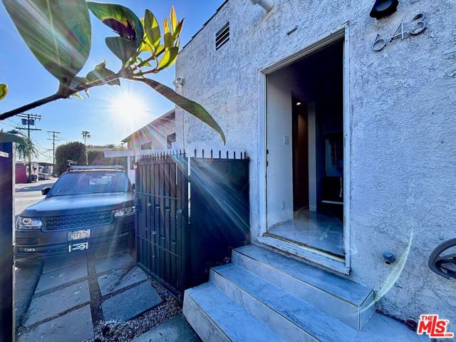 643 N Vista St, Los Angeles CA: https://media.crmls.org/mediaz/13b0492b-a68d-4d86-b331-a653664473ce.jpg