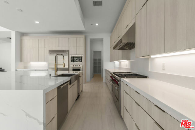 20115 W Galway Lane, Porter Ranch CA: https://media.crmls.org/mediaz/13b08fcd-0cec-44f7-a551-054b71d59e09.jpg