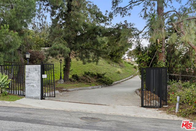 2666 Larmar Road, Los Angeles CA: https://media.crmls.org/mediaz/13b107d2-bdee-4555-8a6e-1968a287e401.jpg