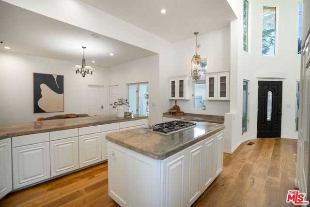 21965 Saddle Peak Road, Topanga CA: https://media.crmls.org/mediaz/13b11818-5597-4660-939a-b2cc84b2bfb8.jpg