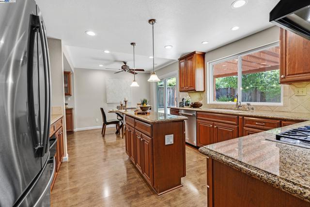 7777 Crossridge Rd, Dublin CA: https://media.crmls.org/mediaz/13b18b6c-6daa-41c7-ab52-08489b300b67.jpg
