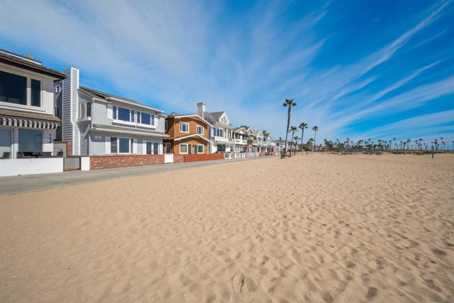 206 E E Oceanfront, Newport Beach CA: https://media.crmls.org/mediaz/13b1ddcb-e42a-47ee-b628-b7c6149737a9.jpg