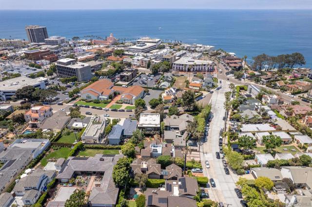 7824 Exchange Pl, La Jolla CA: https://media.crmls.org/mediaz/13b27f4f-891c-4ff0-8b37-294470c60965.jpg