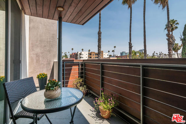 333 S Wilton Place, Los Angeles CA: https://media.crmls.org/mediaz/13b2c261-8d05-4464-8bbd-b90a329cc8a7.jpg