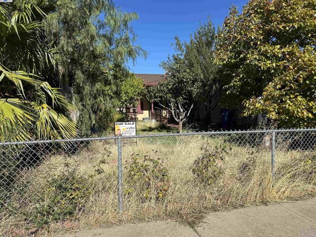 1988 Calaveras Dr, Pittsburg CA: https://media.crmls.org/mediaz/13b2e397-5fea-44c4-9a9d-32dd379a28b4.jpg