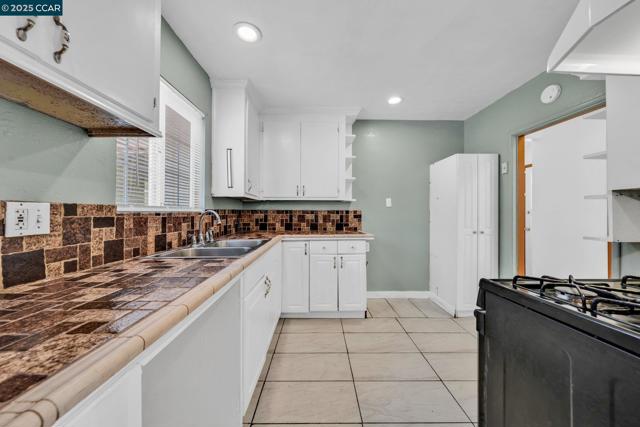 18127 Madison Ave, Castro Valley CA: https://media.crmls.org/mediaz/13b2f70c-7dc7-4091-a98e-dbfab437cd64.jpg