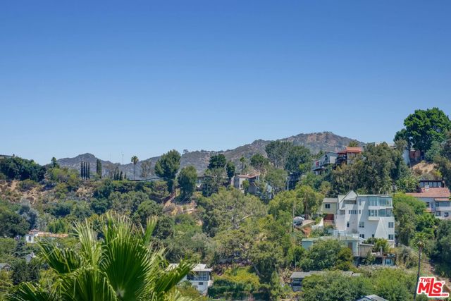 2528 Dearborn Drive, Los Angeles CA: https://media.crmls.org/mediaz/13b3dd1a-8c79-4c1d-82e6-b3e4c45326a3.jpg