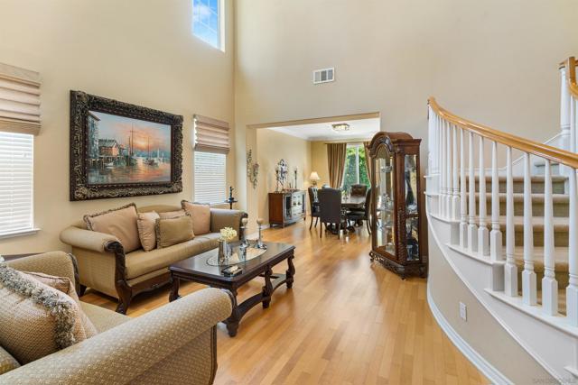 10286 Walnutdale St, San Diego CA: https://media.crmls.org/mediaz/13b3fed7-f298-478d-8796-77388e675f63.jpg