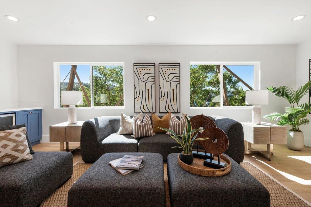 https://media.crmls.org/mediaz/13b5c143-f8be-49d9-95a9-39e15c3b197a.jpg?preset=X-Large