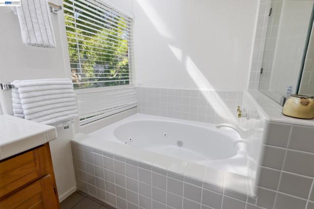 906 Vista Pointe Dr, San Ramon CA: https://media.crmls.org/mediaz/13b5c6e7-db89-4fc4-9611-8c7d0aa57c13.jpg